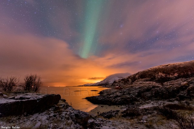 La luz anaranjada es contaminación lumínica de la ciudad de Tromso. 