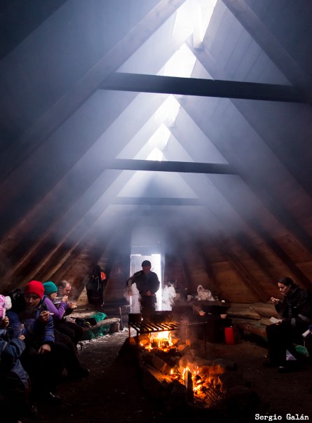 ALmuerzo dentro de un "Tipi"