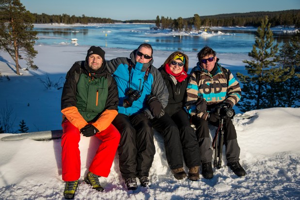 No la pongo porque sea la foto oficial de grupo. Ni porque se junten dos imposibles en esta época en Laponia: sol y agua líquida. Exacto, la pongo porque me encantan mis pantalones "red fire". A mi izquierda: Tony, Vicen, Pardo. 